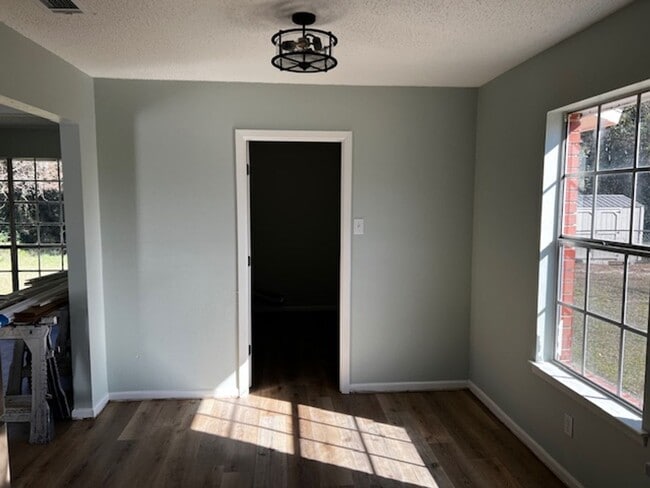 Building Photo - 3/2 Large Backyard, NEWLY renovated Kitchen & Baths