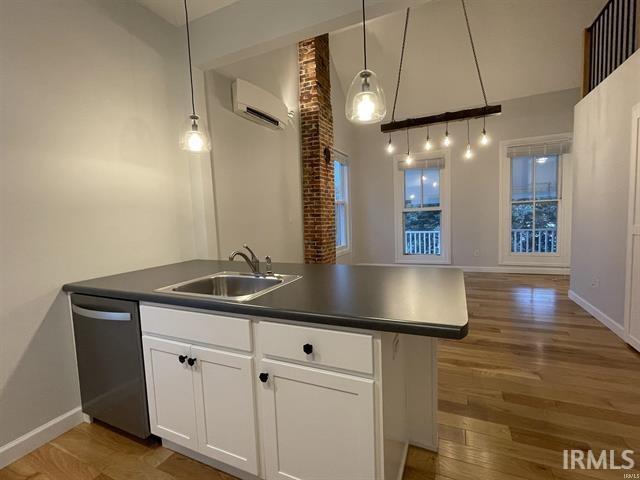 Building Photo - 726 W 6th St