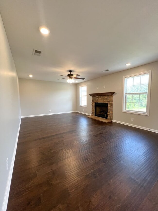 Building Photo - Must See-Stunning 5-Bedroom Home in 37043!!