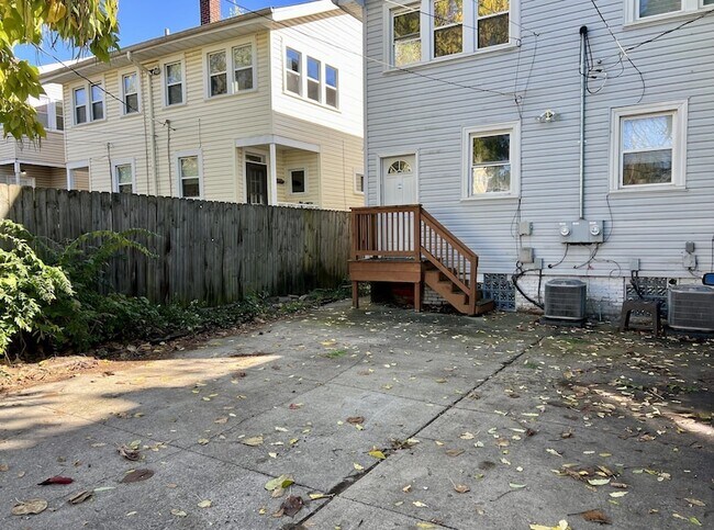 Building Photo - 212 E Hudson St