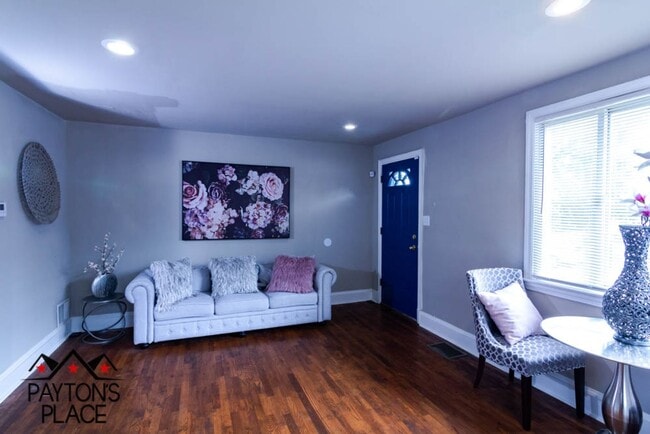 Building Photo - Spacious Single Family home with Huge Back...