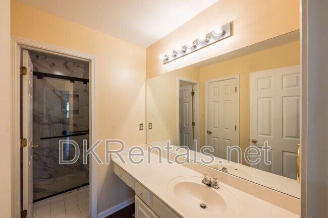 Building Photo - 2433 Gablewood Dr NE