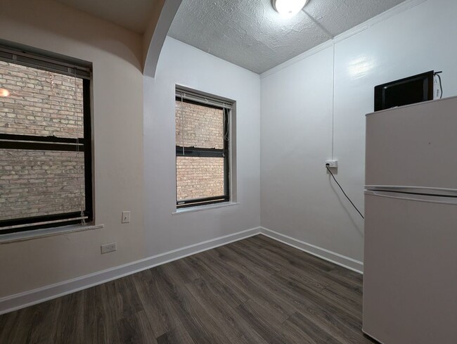 Building Photo - 5417 N Kenmore Ave