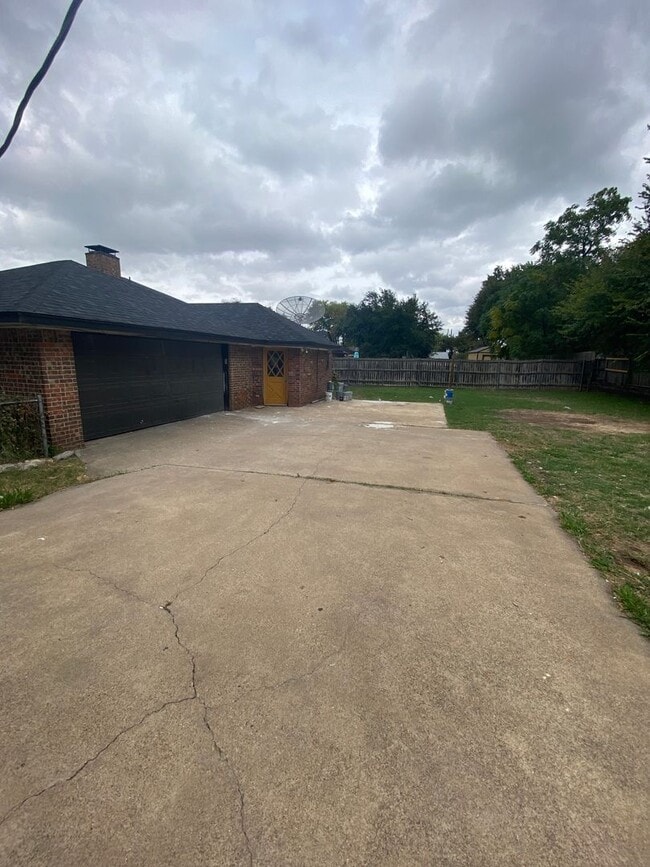 Building Photo - Blend of comfort and convenience