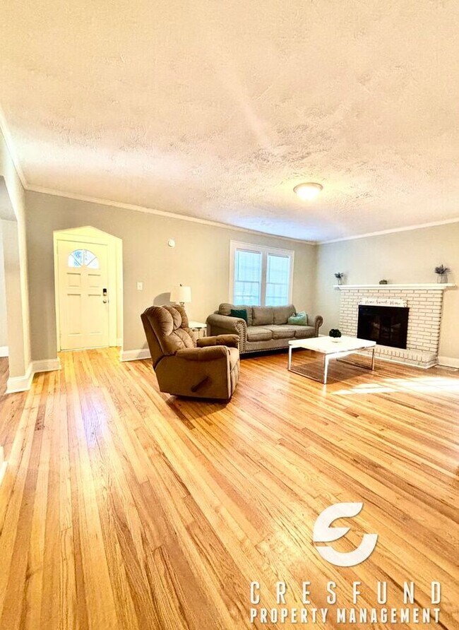 Building Photo - Charming 3 Bedroom 2 Bath Cottage style