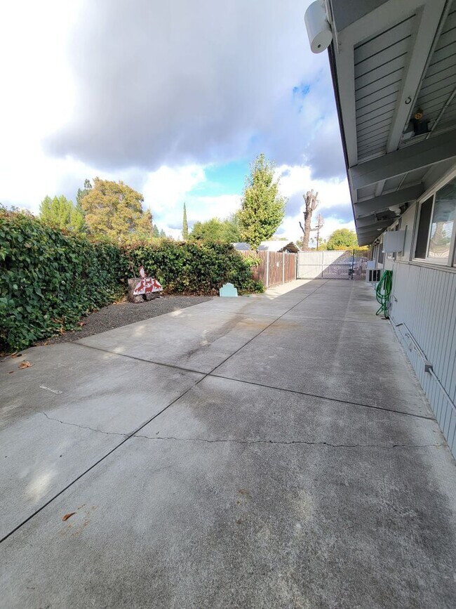 Building Photo - 3 Bedroom 2 Bath Home For Lease In Concord!