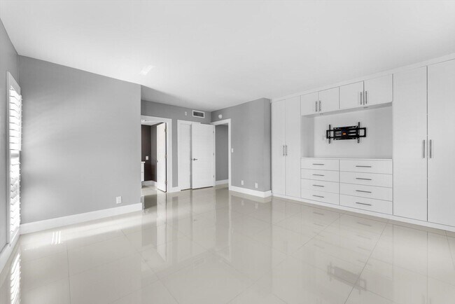 Building Photo - 3200 N Palm Aire Dr