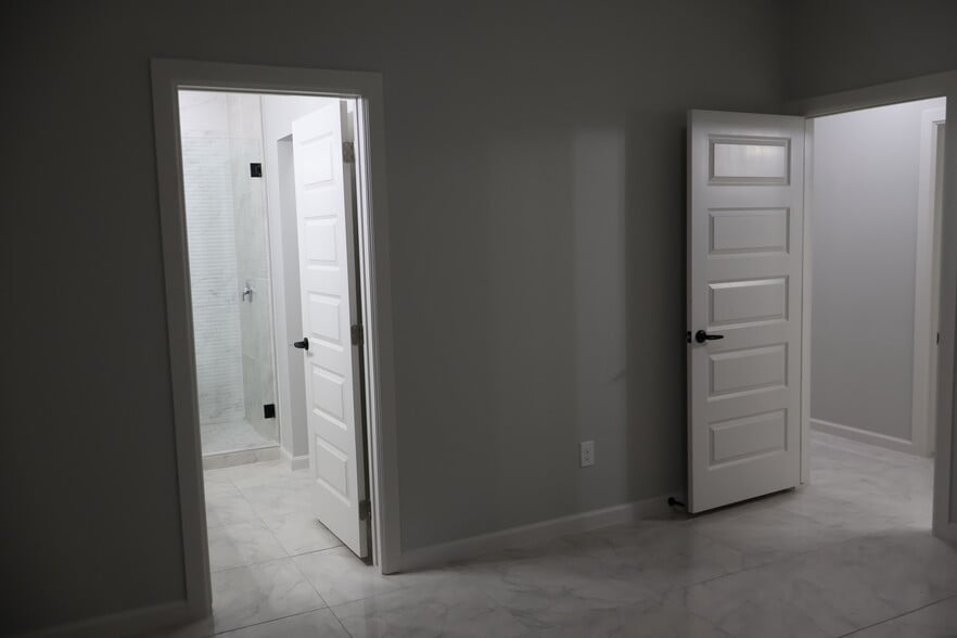 master/bathroom - 1005 Hidden Hills St