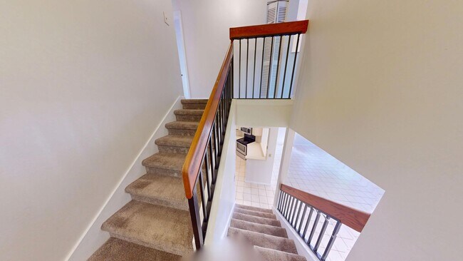 Building Photo - Spacious 3Bed/2.5Bath/Garage Home in Via Verde