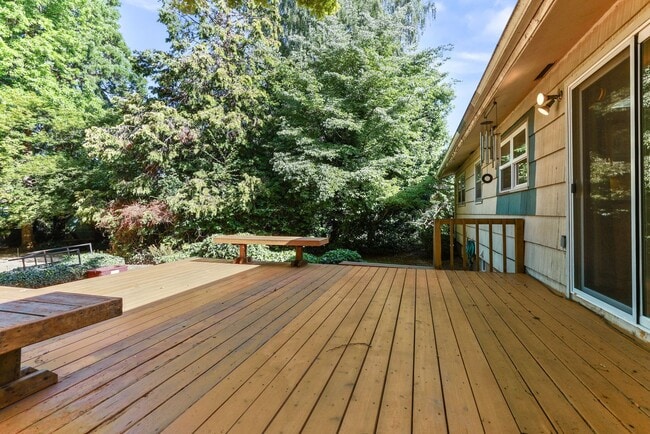 Building Photo - 9877 SE 33rd Ave