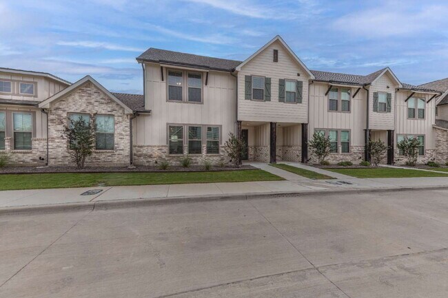 Building Photo - Fenced yard and two car garage!