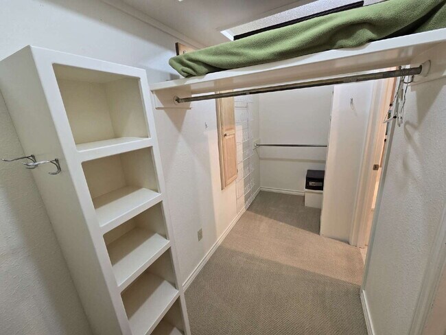 Building Photo - "Discover Spacious Comfort: 3-Bed, 2-Bath Gem on 77th Street (furnished)| Kingsgate