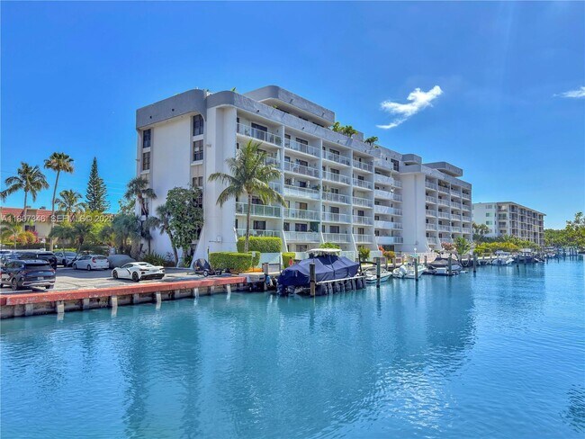 Building Photo - 1650 NE 115th St