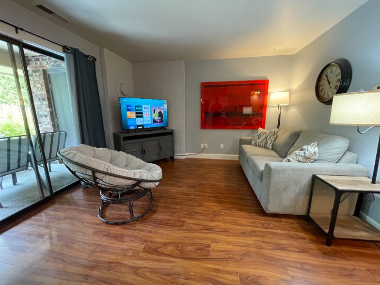 Building Photo - 113 N E Center St