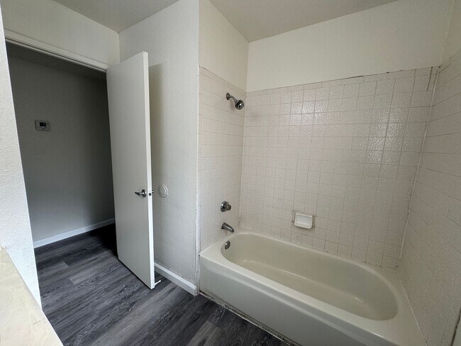 Building Photo - Three Bed, Two Bath Home In North Stockton