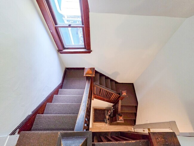 Building Photo - 1113 Drake St