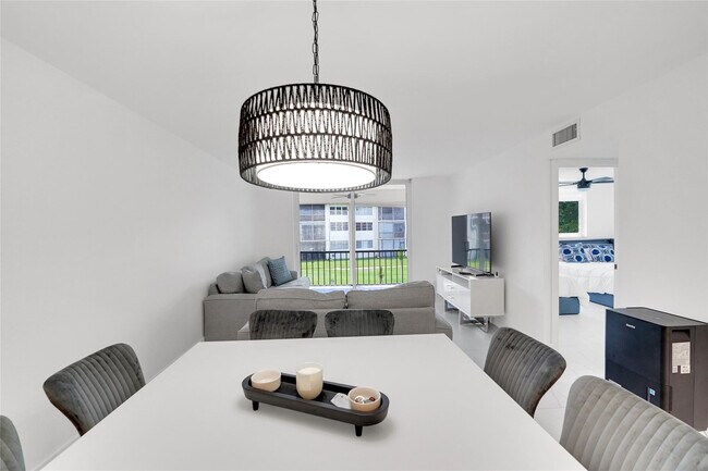 Building Photo - 8911 S Hollybrook Blvd