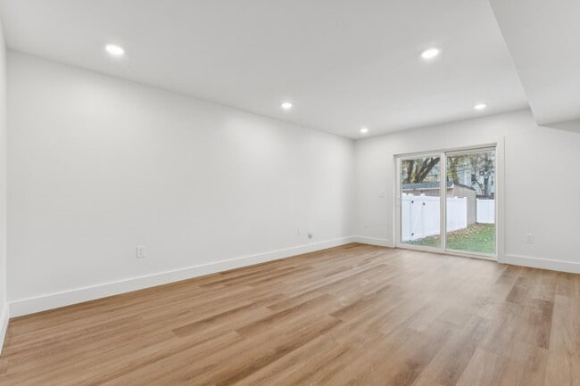 Building Photo - 84 Hollywood Ave