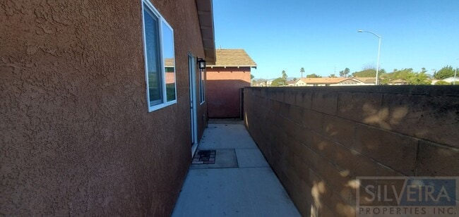 Building Photo - Private 2 Bedroom Unit
