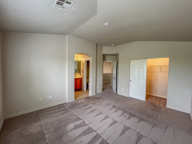 Building Photo - 2156 Summer Home St