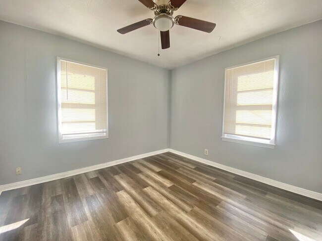 Building Photo - 2 bed 1 bath 1 car garage available now