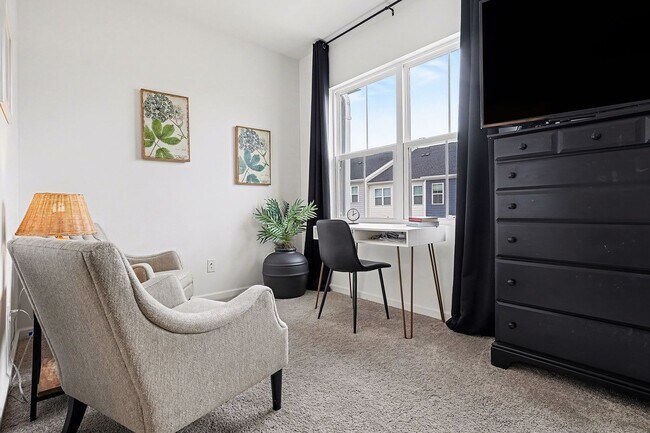 Building Photo - 3BR Like-New End-Unit Townhome – Wendell Falls