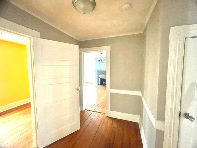 Building Photo - Stunning spacious 2nd floor apartment with Water View!