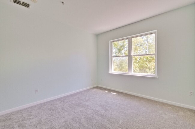 Building Photo - Excellent 2 Bed 2 Bath Condo - Completely Remodeled!