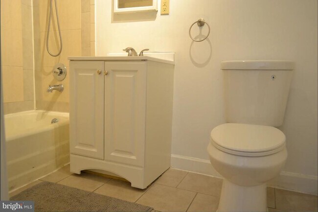 Building Photo - 1226 W Cross St