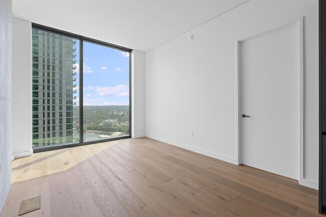 Building Photo - 610 Davis St