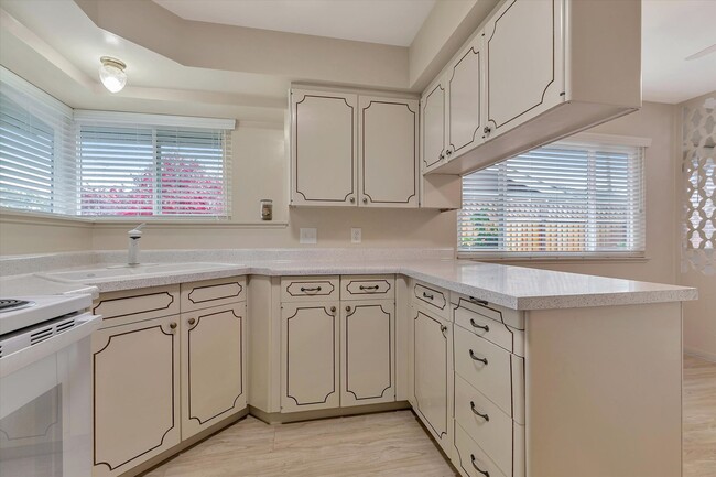 Building Photo - Duplex with 1.5 Bath and One Car Garage