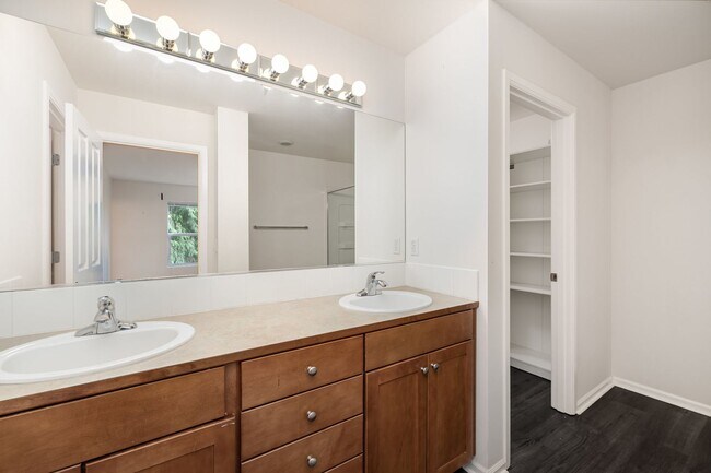 Building Photo - Townhouse available in lynnwood