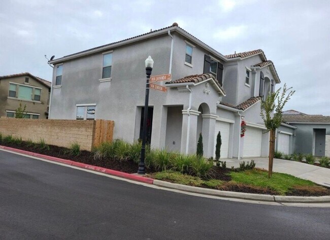Building Photo - 1341 E Via Sentieri Dr
