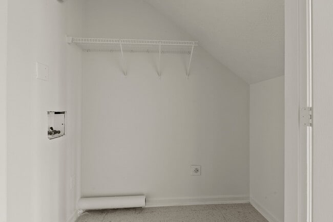 Building Photo - Charming Two Bedroom Townhome in South Louisville, Family-Friendly Neighborhood!
