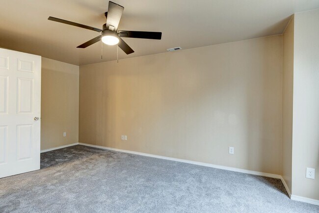Building Photo - Charming Admirals Cove Home with Bonus Roo...