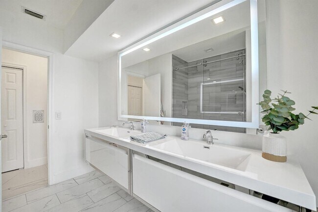Building Photo - 3630 N 55th Ave