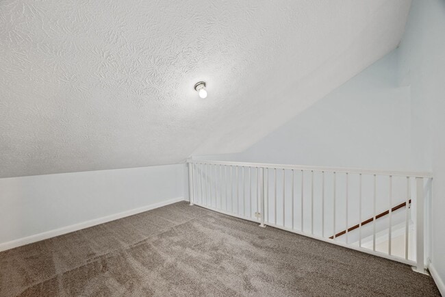 Building Photo - 3 Bed 1.5 Bath Home for Rent in Newport Ne...