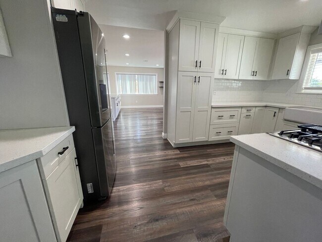 Building Photo - 3 Bedroom 2 Bathroom Home in Huntington Beach with Air Conditioning