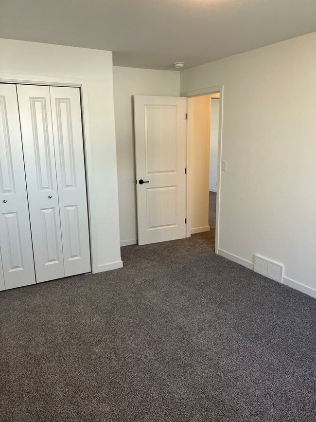 Building Photo - 4 Bed  3 Bath Twin Home