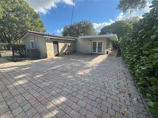 Building Photo - 6580 Lake Blue Dr