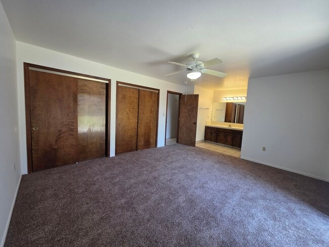 Building Photo - 3 Bedroom 2 Bathroom near shopping and restaurants!