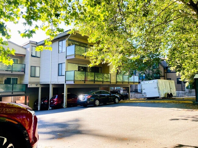 Building Photo - Prime Bellevue Way Location – Brookside Condos!