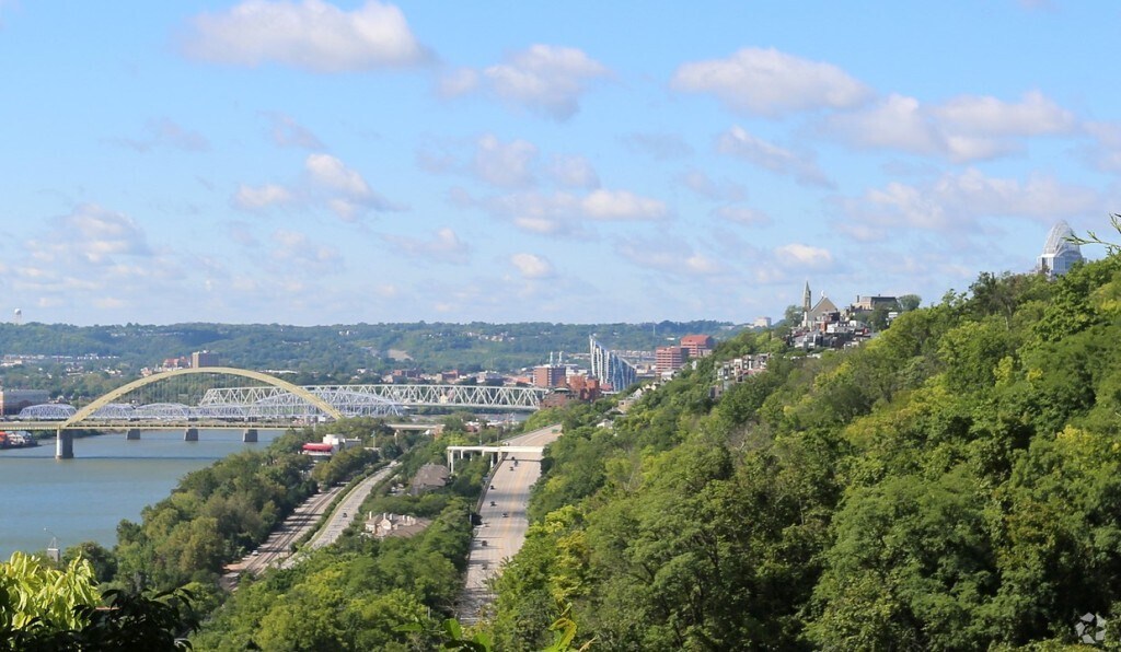 View at end of cul-de-sac - 2023 Edgecliff Pt