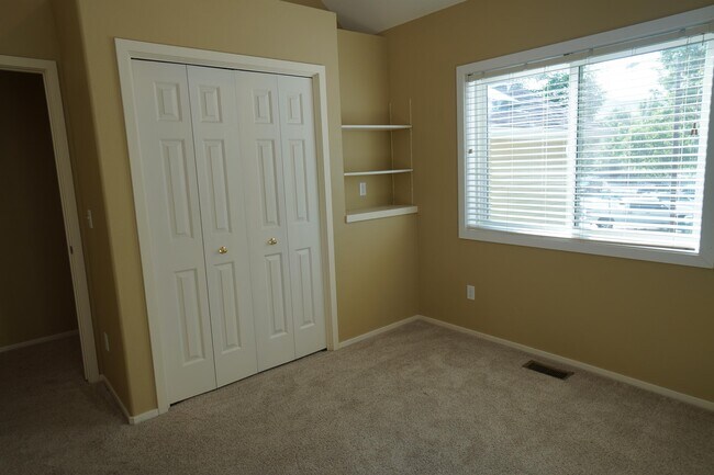 Building Photo - 1394 E Holly St