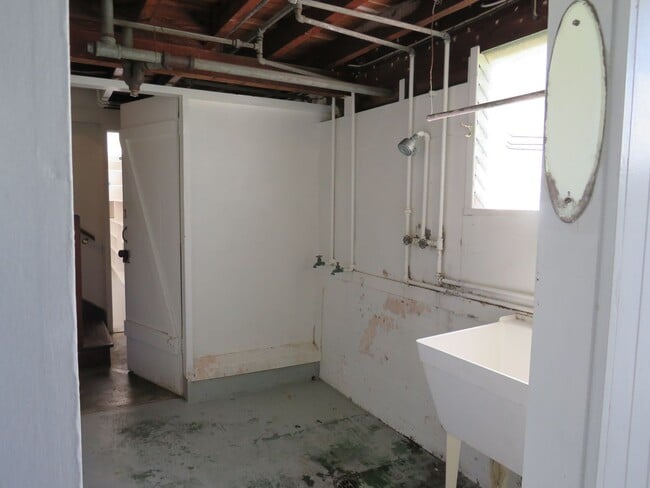 Building Photo - 18 Lono St