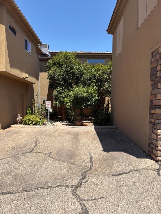 Building Photo - 340 N Country Ln
