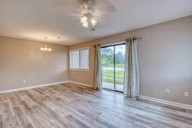 Building Photo - 2 bedroom 1 bath condo - Hampstead