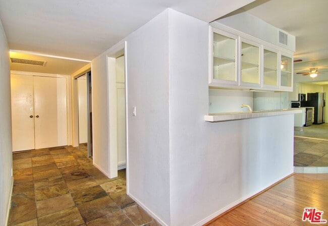 Building Photo - 521 Montana Ave