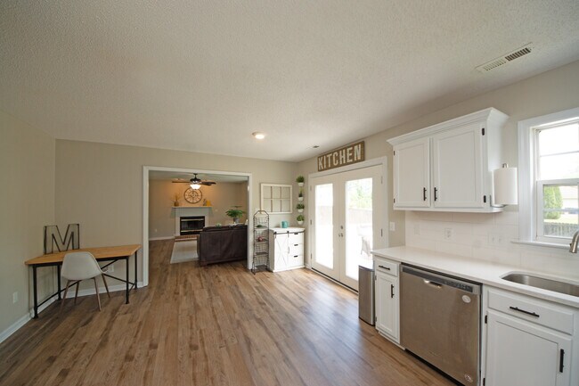 Building Photo - 930 Commons Dr N
