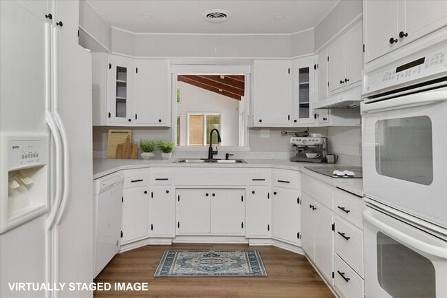 Building Photo - 204 Lake Cir Dr